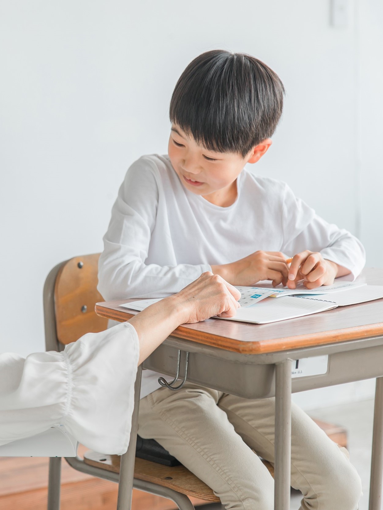 マンツーマンで英会話レッスンをしている画像