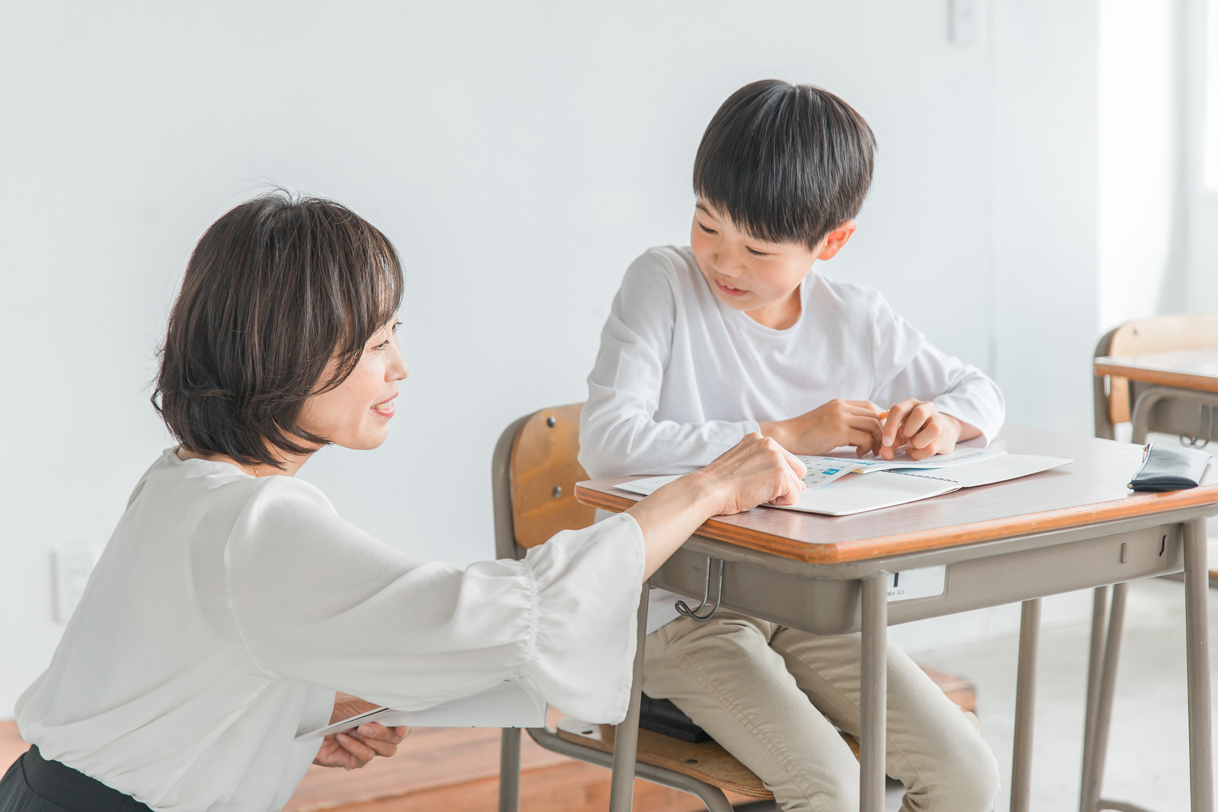 男の子と女の先生の英会話レッスン風景の画像